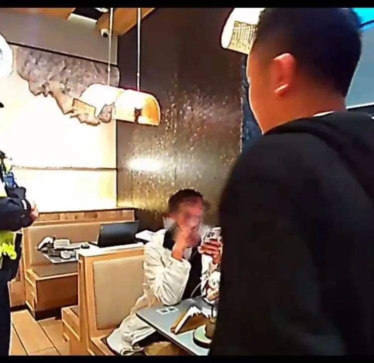 男子网购土鳖虫勒索餐厅，一月内在同一商场向3家餐厅索赔露馅