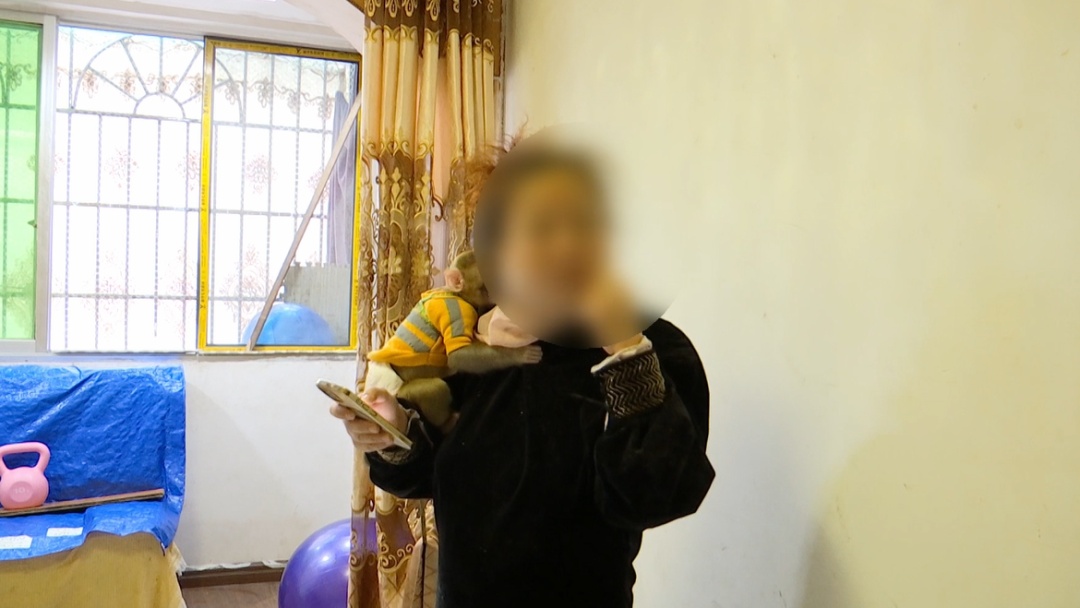 女子在贵阳黔灵公园捡到受伤小猴，养了半年后麻烦不断……相关部门：已涉嫌违法