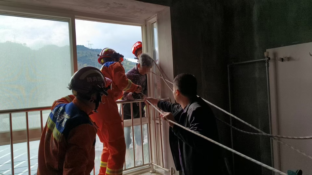 七旬老太从9楼家中“逃离”，竟从墙外水管爬下5楼