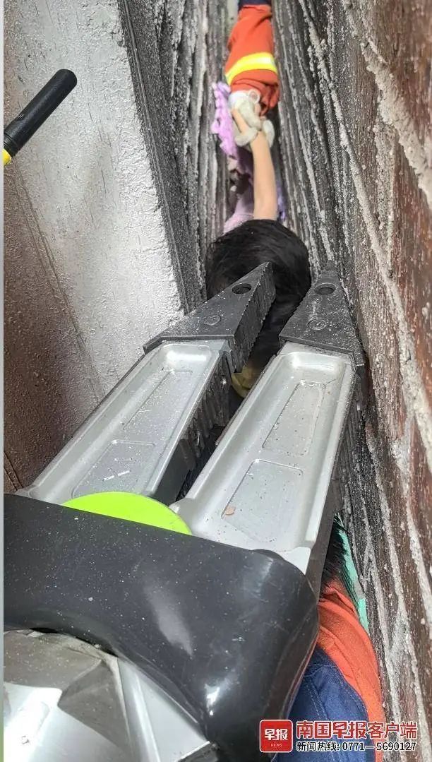 南宁一7岁女孩被卡狭窄墙缝！消防部门紧急救援