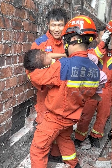 南宁7岁女孩被卡墙缝，危急时刻消防队员凿墙救援，结果……