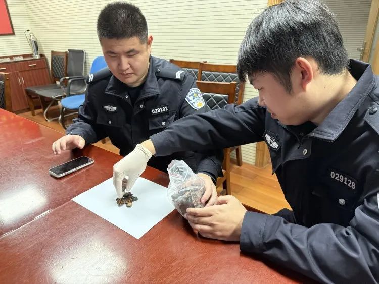 男子网购土鳖虫勒索餐厅，一月内在同一商场向3家餐厅索赔露馅