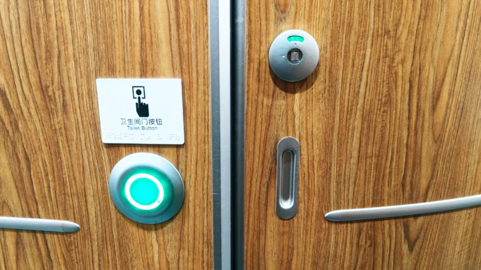 高铁卫生间门到底怎么锁? 高铁卫生间门到底怎么锁?