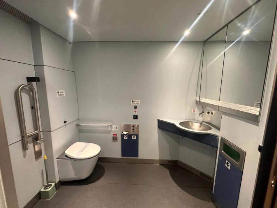 高铁卫生间门到底怎么锁? 高铁卫生间门到底怎么锁?