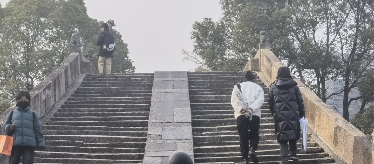 气温还要跌！杭州人的羽绒服可以拿出来了！会提前入冬吗？