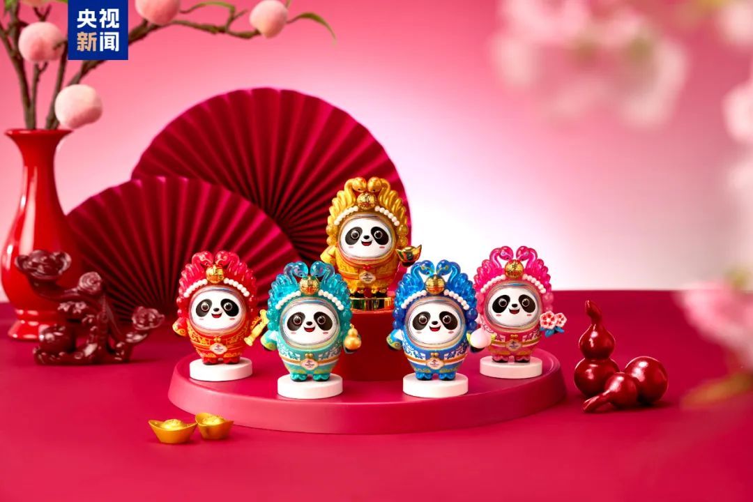 蛇年换新装！冰墩墩变身“蛇墩墩”