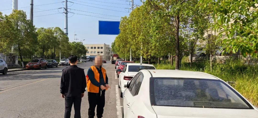 男子砸车窗进“铁窗”！