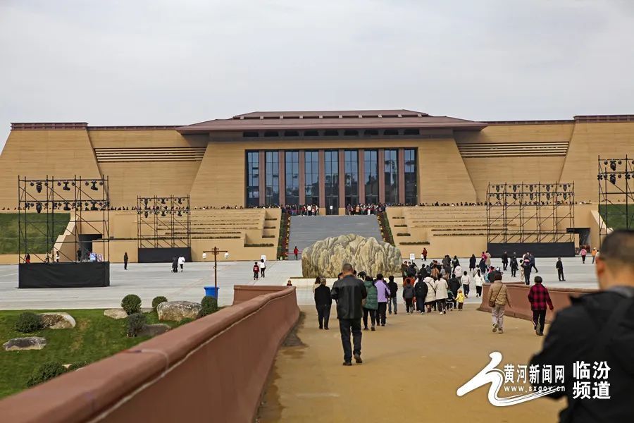 山西临汾:陶寺遗址博物馆游人如织 山西临汾:陶寺遗址博物馆游人如织