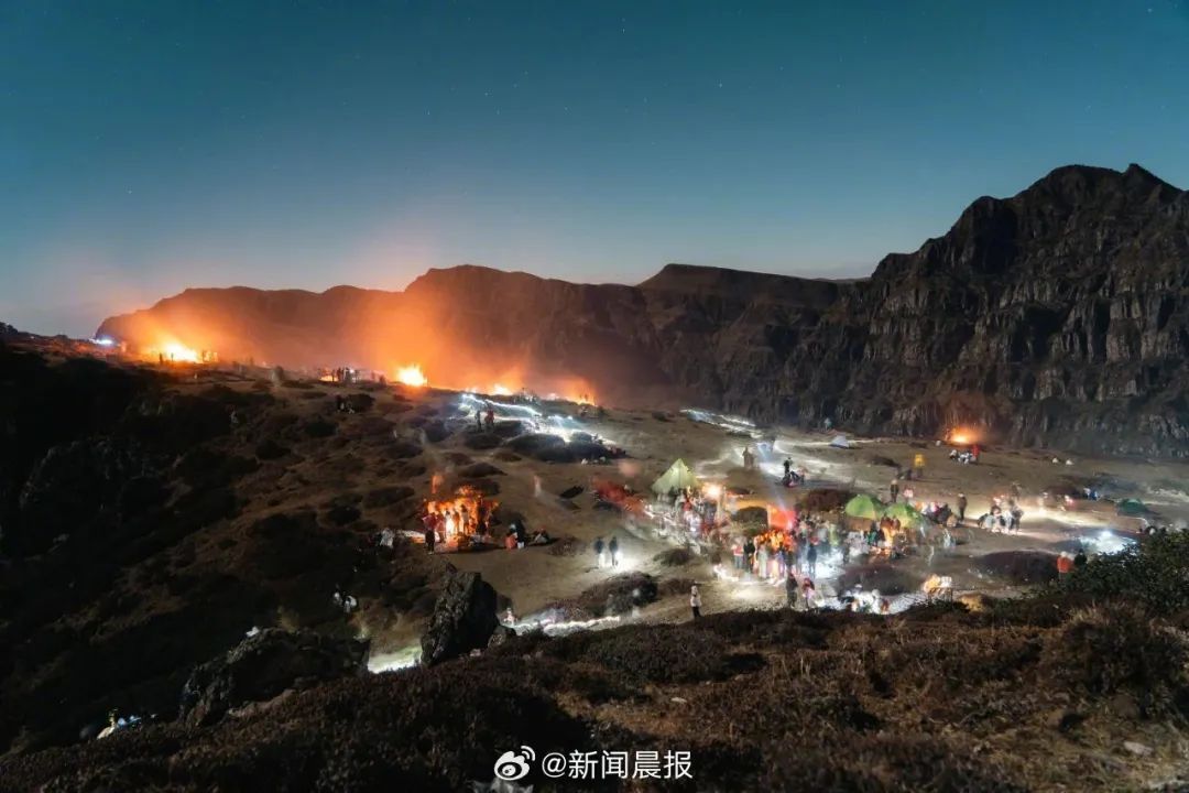 游客在“网红景点”纵火取暖?当地通报 游客在“网红景点”纵火取暖?当地通报