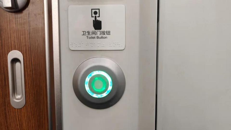 高铁卫生间门到底怎么锁? 高铁卫生间门到底怎么锁?