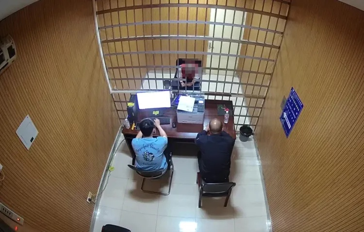 “同城美女”相约，2名男子提取数万现金……警方出击，4人被抓！