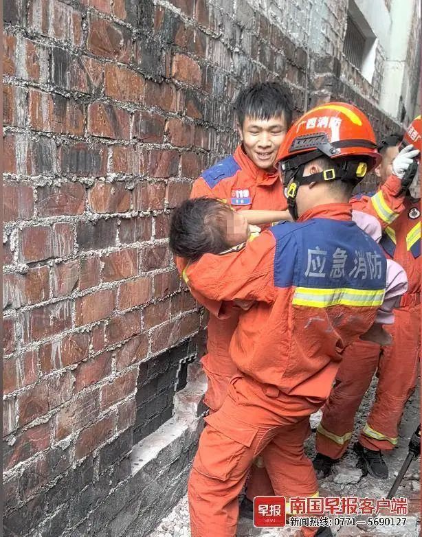 南宁一7岁女孩被卡狭窄墙缝！消防部门紧急救援