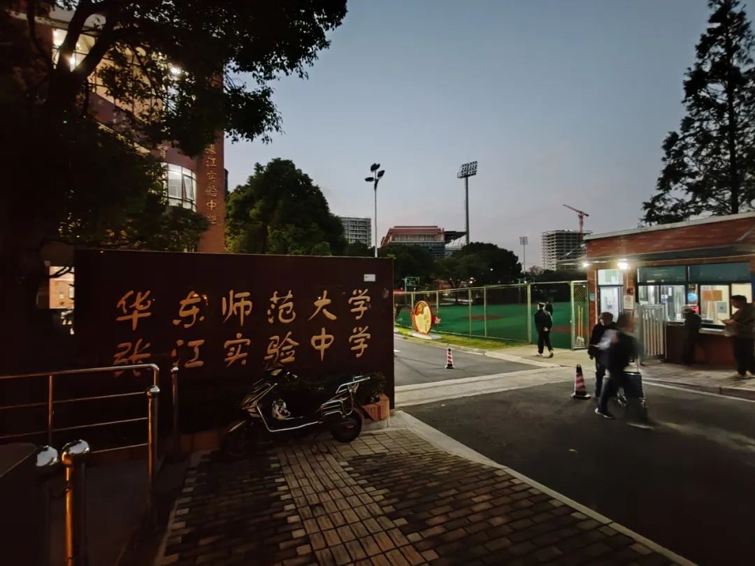 上海知名学校，周围乌漆墨黑！孩子重重相撞，险象环生，家长心惊肉跳