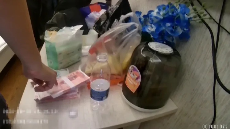 “同城美女”相约，2名男子提取数万现金……警方出击，4人被抓！