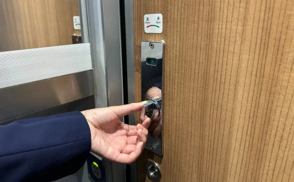 高铁卫生间门到底怎么锁? 高铁卫生间门到底怎么锁?