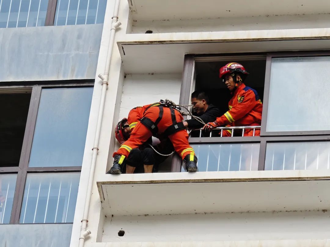 七旬老太从9楼家中“逃离”，竟从墙外水管爬下5楼