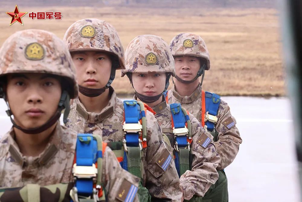 跳伞员、女文职、军校教员……她的职业生涯,小说都不敢编! 跳伞员、女文职、军校教员……她的职业生涯,小说都不敢编!