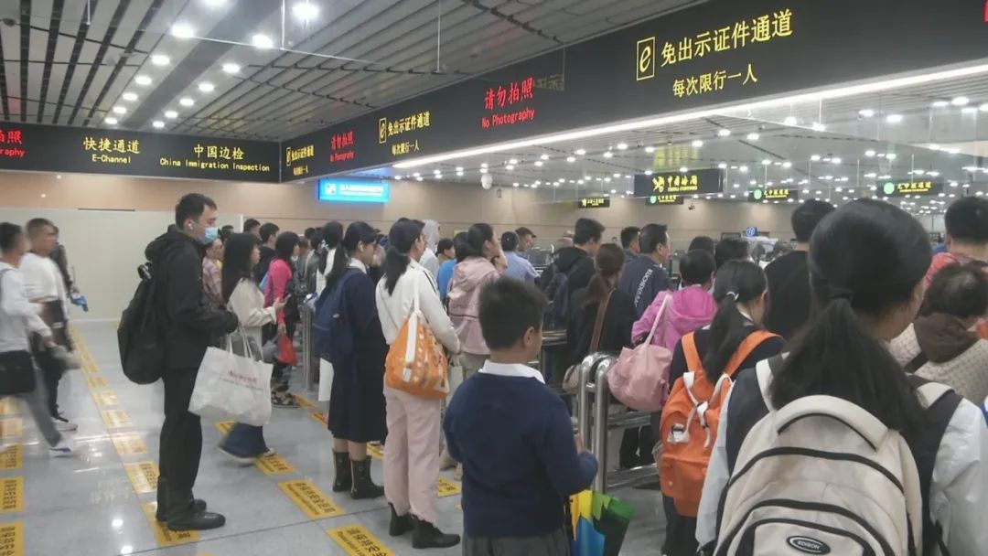 “刷脸”代替“刷证”!今天0时在深圳湾口岸、拱北口岸上线,通关攻略→ “刷脸”代替“刷证”!今天0时在深圳湾口岸、拱北口岸上线,通关攻略→