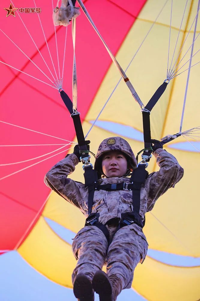 跳伞员、女文职、军校教员……她的职业生涯,小说都不敢编! 跳伞员、女文职、军校教员……她的职业生涯,小说都不敢编!