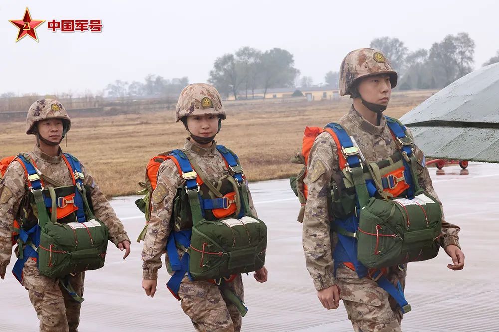 跳伞员、女文职、军校教员……她的职业生涯,小说都不敢编! 跳伞员、女文职、军校教员……她的职业生涯,小说都不敢编!