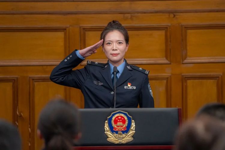 嫌疑人打伤便衣民警难以定罪，这位女博士出手了！