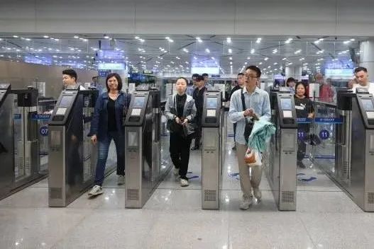 “免出示证件”通道在拱北口岸上线! “免出示证件”通道在拱北口岸上线!