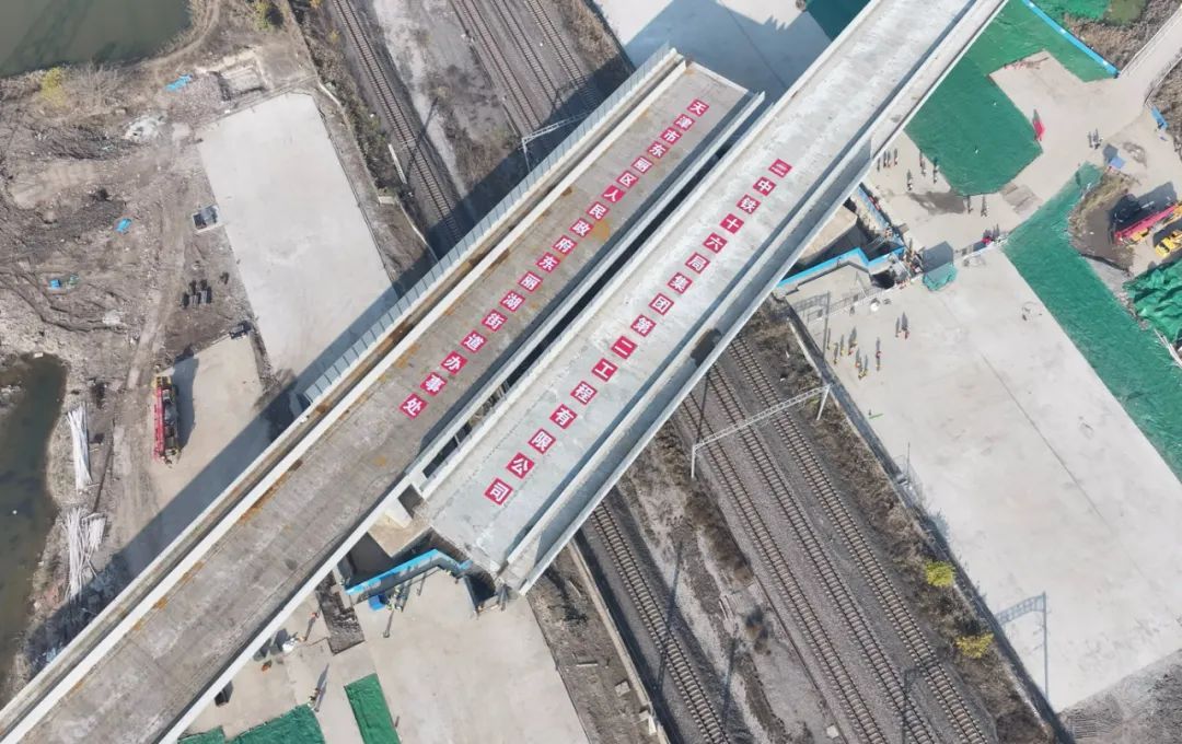 万吨立交桥高空转体，怎么实现的？