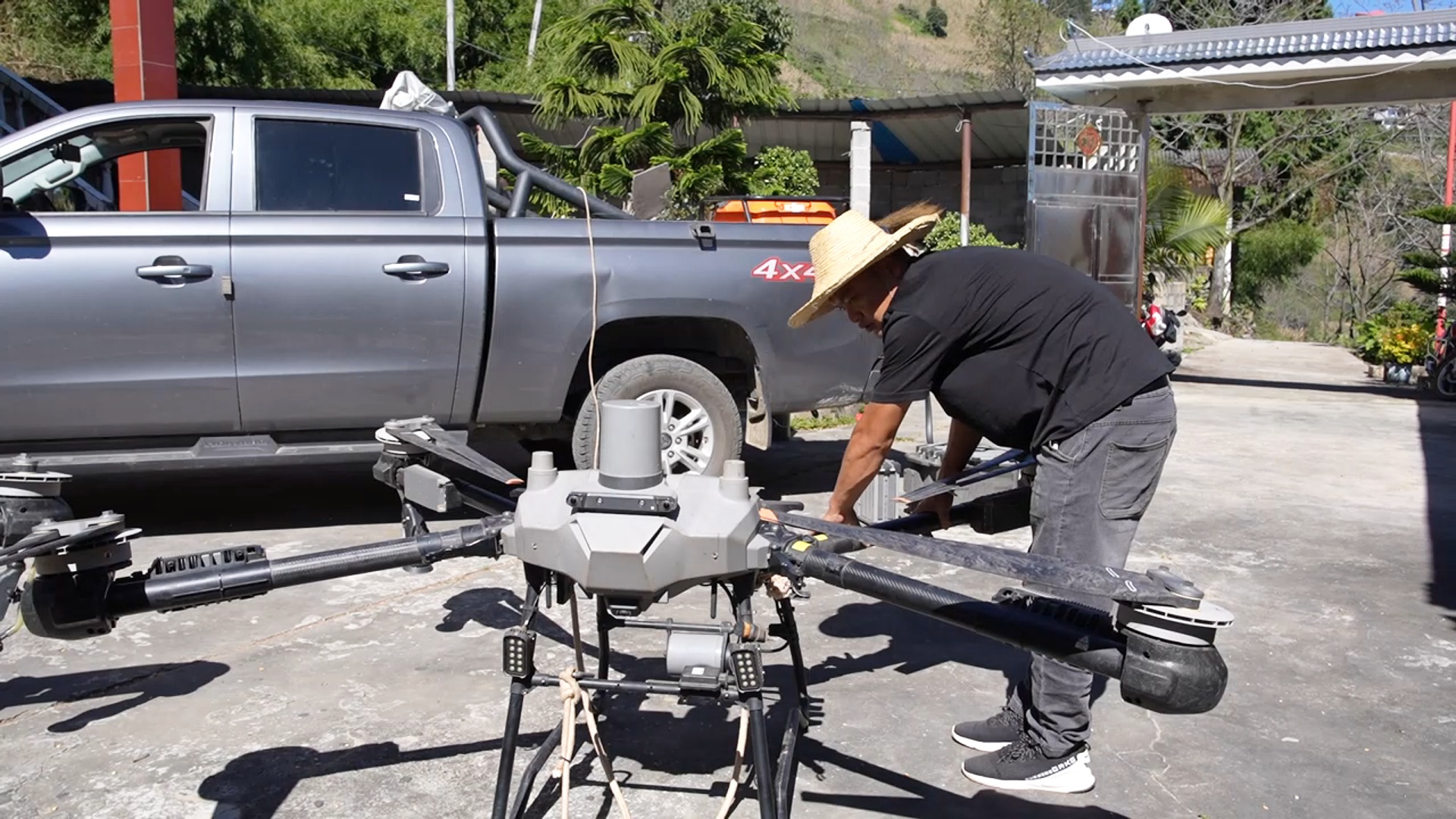 50斤3公里仅4分钟,怒江采收草果用上无人机 50斤3公里仅4分钟,怒江采收草果用上无人机