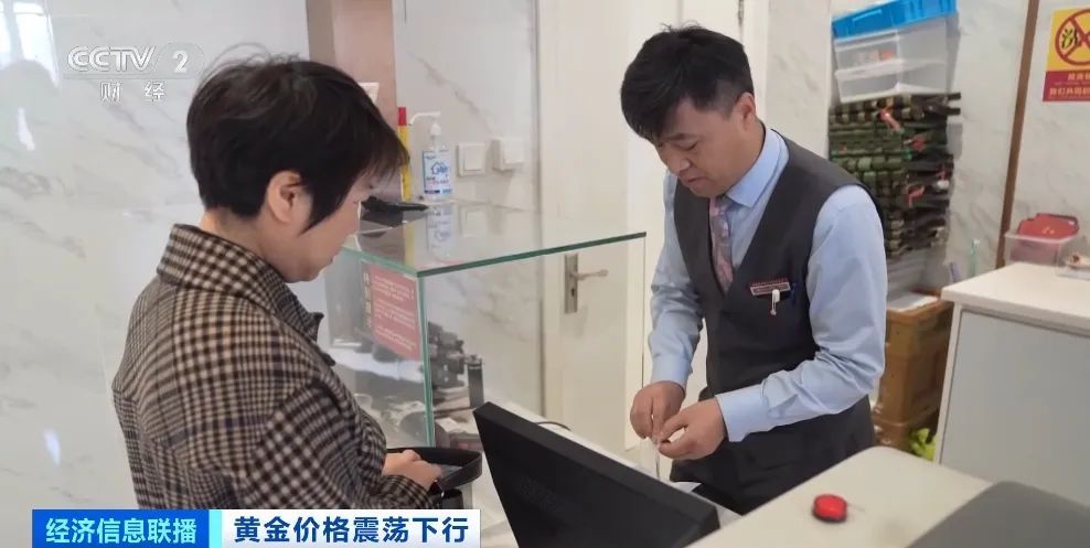 “六连跌”后大涨!有人紧急抛售,有人砸60多万“抄底” “六连跌”后大涨!有人紧急抛售,有人砸60多万“抄底”