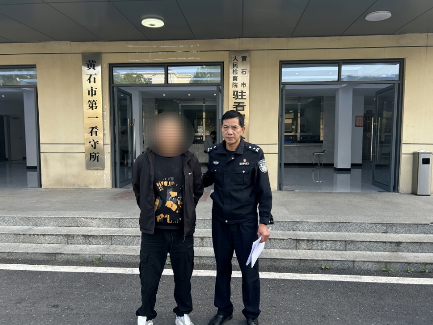 又哭了...民警:我抓的人,我“哄”呗 又哭了...民警:我抓的人,我“哄”呗