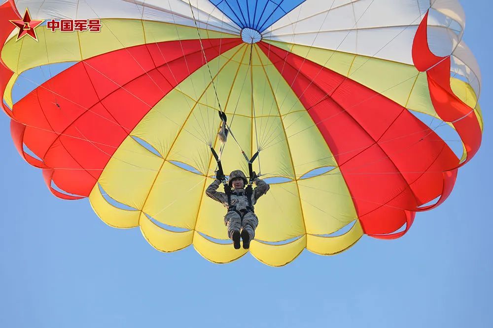 跳伞员、女文职、军校教员……她的职业生涯,小说都不敢编! 跳伞员、女文职、军校教员……她的职业生涯,小说都不敢编!