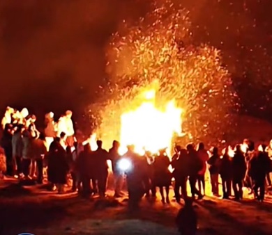 游客在网红景点“纵火取暖”？官方回复