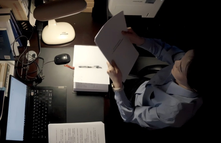 嫌疑人打伤便衣民警难以定罪，这位女博士出手了！