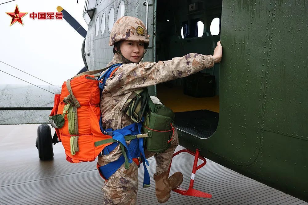 跳伞员、女文职、军校教员……她的职业生涯,小说都不敢编! 跳伞员、女文职、军校教员……她的职业生涯,小说都不敢编!