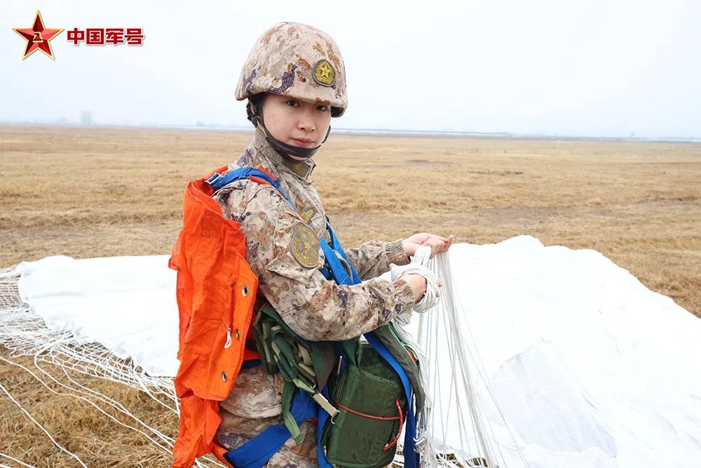 跳伞员、女文职、军校教员……她的职业生涯,小说都不敢编! 跳伞员、女文职、军校教员……她的职业生涯,小说都不敢编!