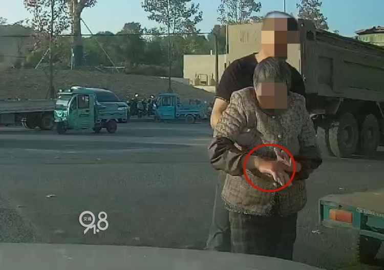 老人被五步蛇咬伤,杭州街头上演生死时速 老人被五步蛇咬伤,杭州街头上演生死时速