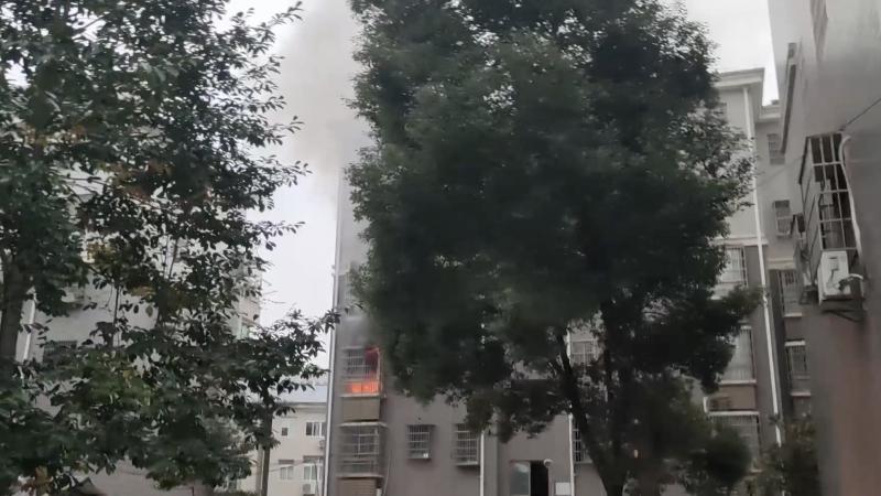 手机充电插头故障引发火灾  消防员及时扑救消除险情