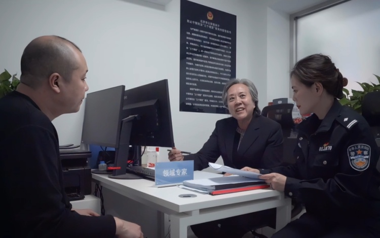 嫌疑人打伤便衣民警难以定罪，这位女博士出手了！