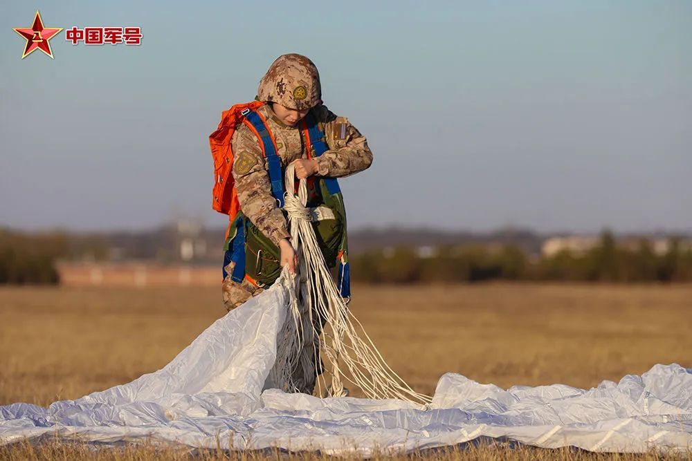 跳伞员、女文职、军校教员……她的职业生涯,小说都不敢编! 跳伞员、女文职、军校教员……她的职业生涯,小说都不敢编!