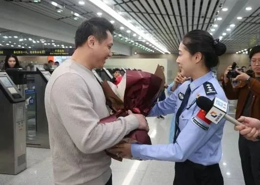 “免出示证件”通道在拱北口岸上线! “免出示证件”通道在拱北口岸上线!