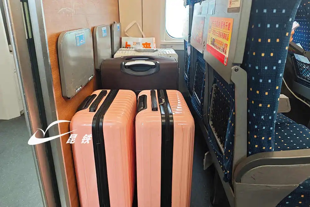 露营车带娃占用行李处引发网友热议！12306这样说…