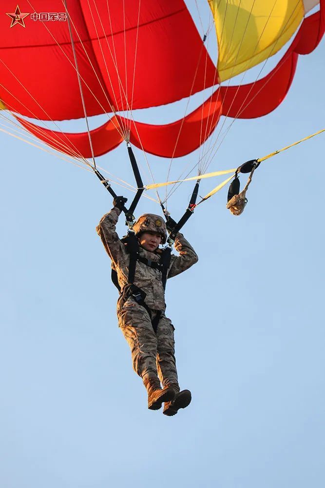 跳伞员、女文职、军校教员……她的职业生涯,小说都不敢编! 跳伞员、女文职、军校教员……她的职业生涯,小说都不敢编!
