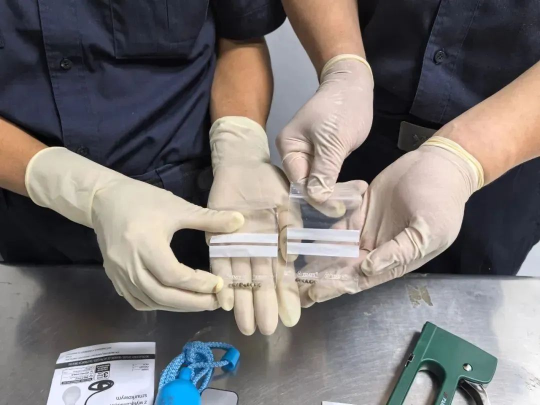 订书机变身“运毒神器”,南宁邮局海关截获15粒大麻种子 订书机变身“运毒神器”,南宁邮局海关截获15粒大麻种子