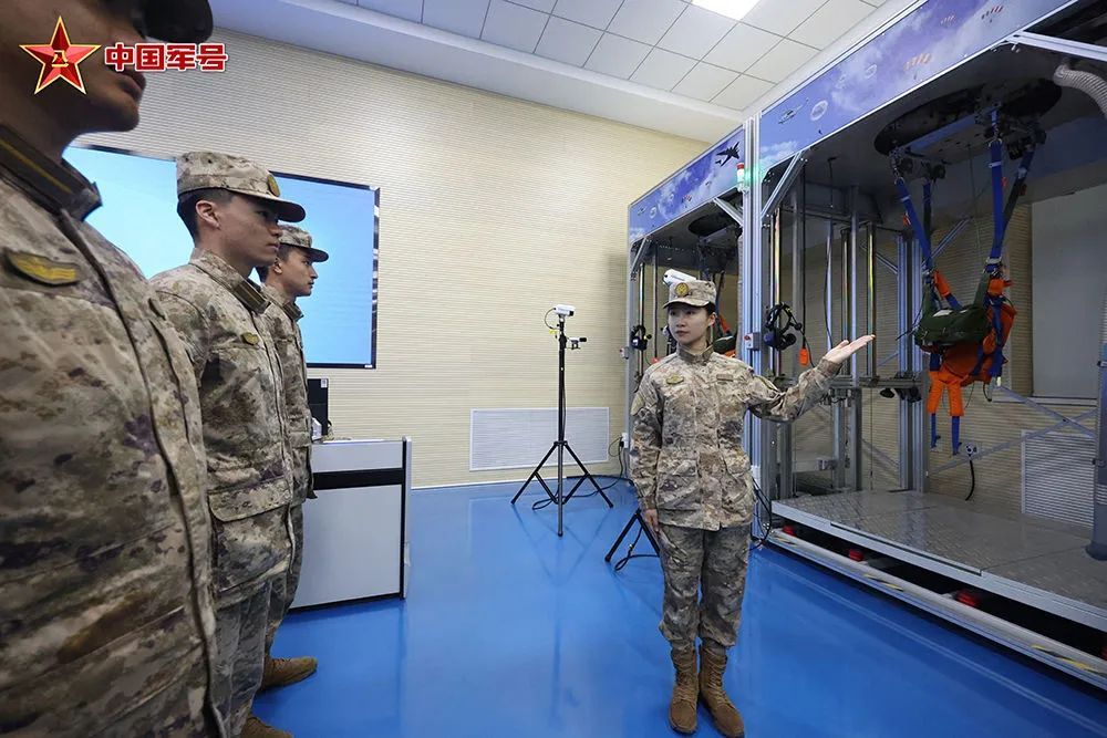 跳伞员、女文职、军校教员……她的职业生涯,小说都不敢编! 跳伞员、女文职、军校教员……她的职业生涯,小说都不敢编!