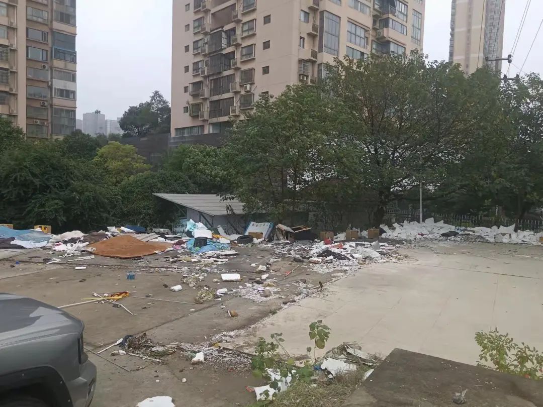 “刮风就到处吹！”长沙一驾校搬离后出现大量垃圾，街道办回应