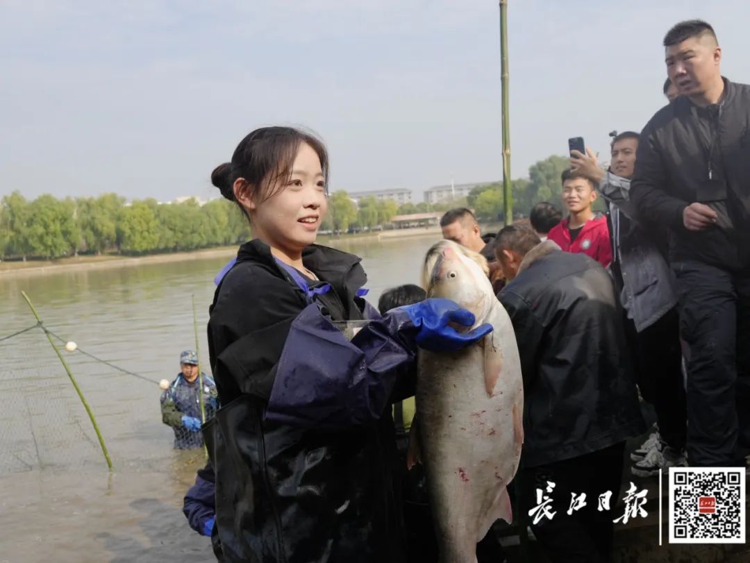 武汉一高校，请全校吃鱼！现场看得直流口水