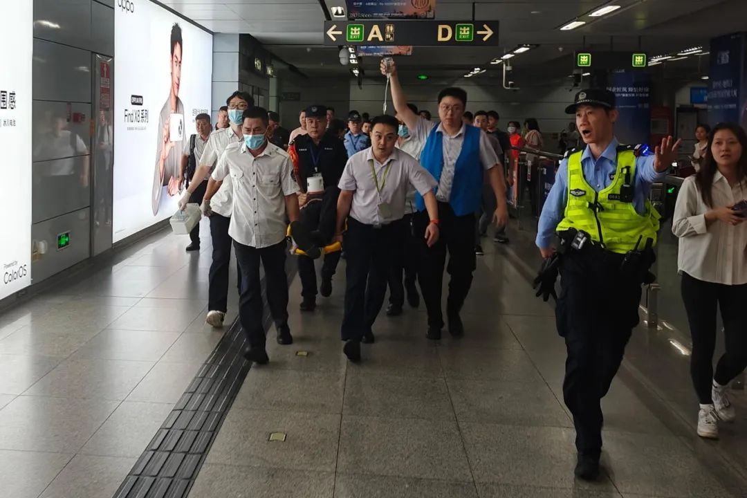 深圳地铁暖心一幕!有人突然倒下,他们快速出手…… 深圳地铁暖心一幕!有人突然倒下,他们快速出手……