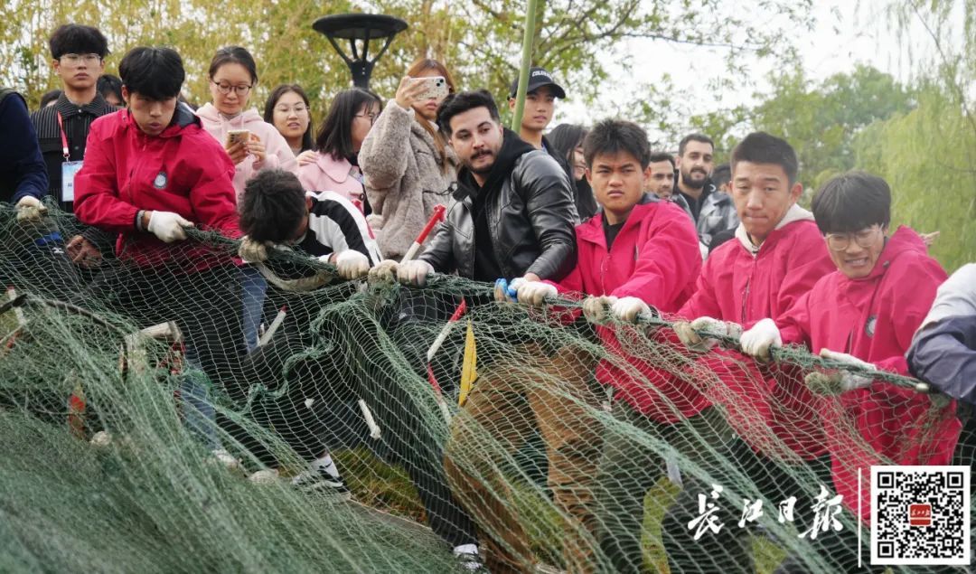 武汉一高校，请全校吃鱼！现场看得直流口水