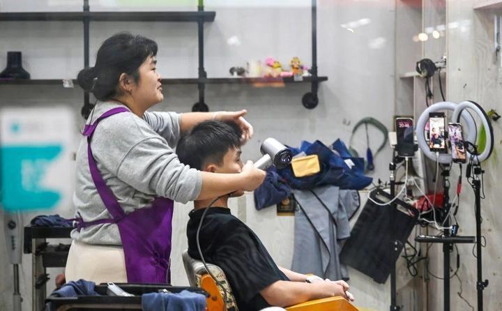 打卡理发店 免费游景区？这座“懂你之城”火了