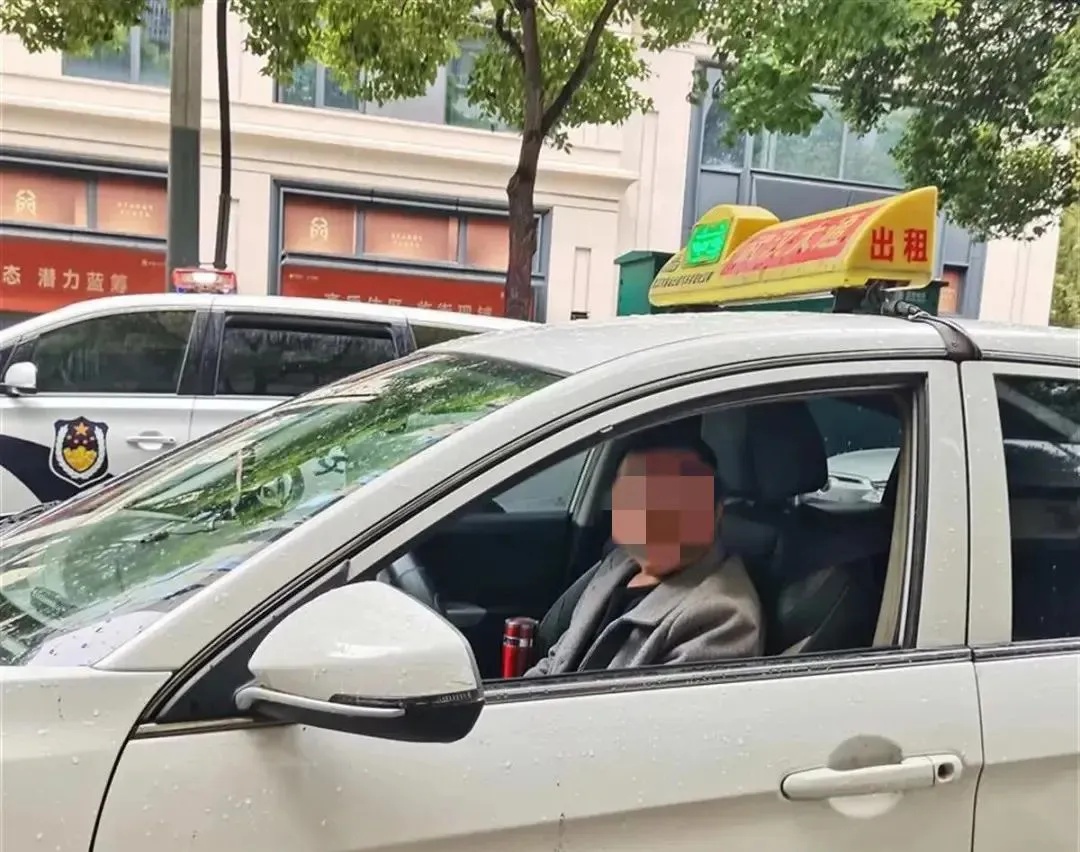 乘客:“能开快点吗?我杀人了!”随后司机接到警察电话…… 乘客:“能开快点吗?我杀人了!”随后司机接到警察电话……